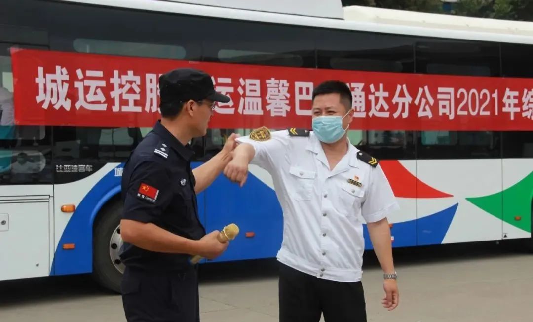 逼真場(chǎng)面猶如警匪片，青島溫馨巴士防恐消防實(shí)戰(zhàn)演練(圖2)