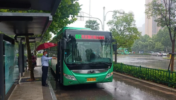 鄭州公交全面排查車輛 確保每臺車都是市民的“避風(fēng)港”(圖1)