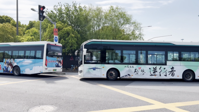 上海100多輛公交車首次推出抗疫海報，將這座城市的感念和心愿載于公交車身！(圖2)